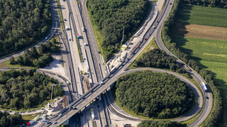An der Anschlussstelle Schwetzingen-Süd der B 39 an die A 6 wurde die südliche Hälfte der Brücke abgerissen und bis Frühjahr 2025 mit einem Neubau ersetzt. Die Baustellen befinden sich westlich, östlich und in der Mitte der Autobahn. Ende August sollen an einem Wochenende die 14 Stahlbetonträger eingesetzt werden, die die neue Brücke bilden.