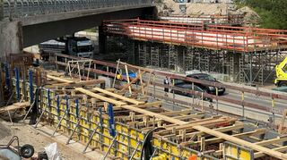 Im Vordergrund ist alles bereit für das Betonieren der Auflagerbank für die neue Brücke, das am Montag erfolgen soll. In der Mitte stehen schon die drei Mittelstützen, hinten ist die andere Auflagerbank bereits fertig.