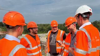 Bei der Baustellenbesprechung: Außenstellenleiter Robert Zimmermann (v.r.), Eduard Luft (Kommunikation), Bauüberwacher Marco Bauer, Bauleiter Georg Knechtel und Systemplaner Lukas Calanni.