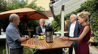 Dr. Josef Dalcolmo (v. l.), Staatssekretär Dr. Patrick Rapp, Dr. Hartmut Henkel und Ute von Hoerner diskutieren im Garten des Unternehmens „Von Hoerner &amp; Sulger“ in Schwetzingen.