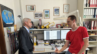 Dr. Alexander Scheuring (r.) erklärt Dr. Patrick Rapp, wie die Elektronik im vorderen Teil einer Rakete funktioniert.