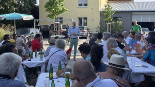 Bei einem sommerlichen Barbecue stellt der OB-Kandidat Matthias Steffan rund 80 Interessenten sein Wahlprogramm für Schwetzingen vor.