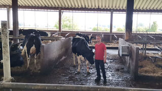 Jochen Kief mit seiner Lieblingskuh Fiona.