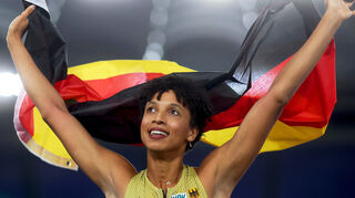 So wie hier nach dem Sieg bei den Europameisterschaften wollen die Oftersheimer ihre Malaika Mihambo nach dem olympischen Weitsprungfinale am nächsten Donnerstag in Paris wieder sehen.