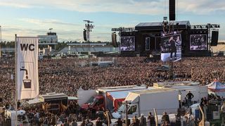 Heiß begehrte Plätze im Innenbereich des Hockenheimrings: Auf der Bühne haben Sänger Brian Johnson, Gitarrist Angus Young & Co. viel Platz, davor geht es enger zu, vor allem auf der rechten Seite, von der die Besucher eingelassen werden.