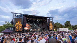 ssz_Musik im Park: PUR. Blick auf die Bühne beim ausverkauften Konzert von PUR im Schlossgarten.