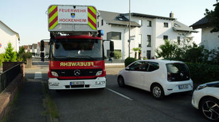 Im Neubaugebiet Hockenheim-Süd gibt es viele Engstellen. Im Fahrzeug sitzen Maschinist Dieter Lunkewitz (rechts) und Kommandant Daniel Ernst (links).