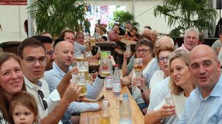 Ein Prosit: Viele Amtskollegen von Timo Wangler wie Kevin Weirether aus Neulußheim (3. v. l.), Hakan Günes (Sandhausen) oder Pascal Seidel (Oftersheim) sind dabei.