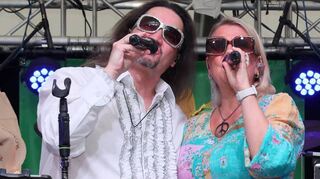 Authentisch bis in die Perfektion: Rokko Rubin (l.) und Michi Mondstein bringen den Schlager der 1970er-Jahre nach Ketsch.