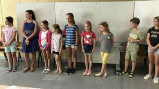 Zehn Teilnehmer im Alter zwischen sechs und zwölf Jahren besuchen die Jugendkunstschule bei der freischaffenden Künstlerin Nina Kruser eine Woche lang.
