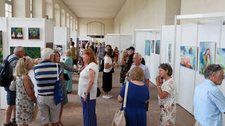 Zur Vernissage am Sonntag kommen viele der ausstellenden Künstler und zahlreiche interessierte Gäste in die Orangerie.