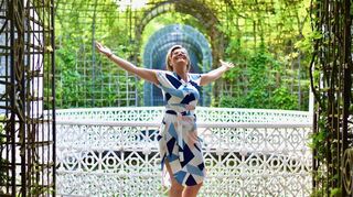 Julia List im Schlossgarten von Schwetzingen.