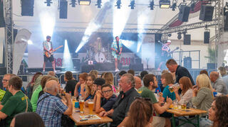 Die Partyband „Athi.rocks“ sorgt für einen gebührenden Abschluss des ersten Wochenendes beim 71. Ketscher Backfischfest und bringt das Publikum zum Tanzen und Mitsingen.