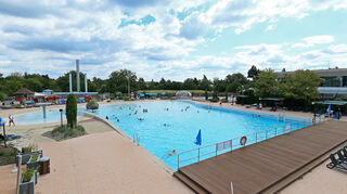 Großzügig und vielseitig: Das Freizeitbad Aquadrom hat seinen Besuchern viel zu bieten, dennoch kommen deutlich weniger Badegäste als in der Vergangenheit, das Betriebsdefizit steigt bedrohlich.