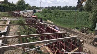 Aktuell werden am Rheinhochwasserdamm in Brühl die letzten Betonierarbeiten an der Ortbetonwand durchgeführt. Bilder: Lehnort