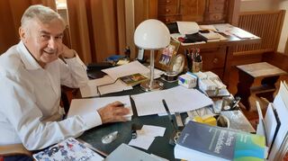 Autor aus Leidenschaft: Peter Eichhorn an seinem Arbeitsplatz im Speyerer Wohnhaus.