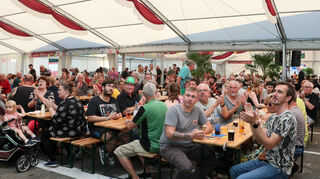 Beim Auftritt der Folkband und ihren Liedern aus und über Irland war die beherrschende Farbe im Festzelt Grün. Ob Shirts oder Hüte – die Fans bekennen sich nicht nur musikalisch zu der Insel.
