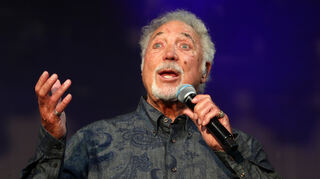 Tom Jones begeistert die Zuschauer im Schwetzinger Schlossgarten.