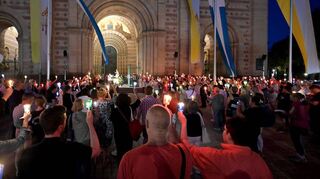 Die Lichterprozession führt am Abend des Festtags Mariä Himmelfahrt durch den Domgarten vor das Portal der Kathedrale.