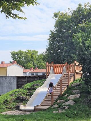 Durch den Hügel und die Treppe können die Kinder besser zur Rutsche.