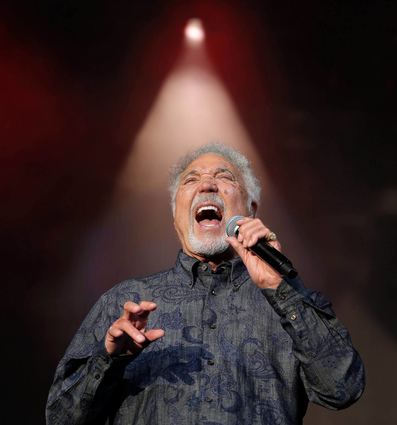 Strotzt vor Energie: Tom Jones bei Musik im Park in Schwetzingen.
