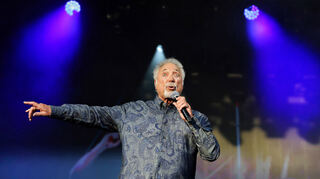 Der Sänger Tom Jones steht seit über 50 Jahren auf der Bühne und hat über 100 Millionen Tonträger verkauft. Nach 2018 ist es der zweite Auftritt der britischen Legende in Schwetzingen.