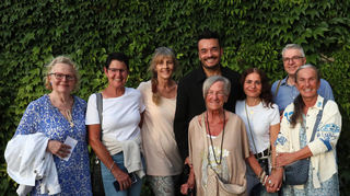 Leser der Schwetzinger Zeitung treffen vor dem Konzert im Schlossgarten den Musiker Giovanni Zarrella (4. v. l.): Gerda Leuthardt, Silvia Luksch, Carmen Laupichler, Gerda und Petra Kaltschmitt sowie Laura Di Candia und Erik Schnatterer.