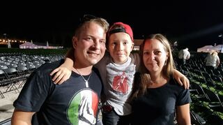 Familie Michel aus Gimbsheim: Eljano mit Mama Melanie und Papa Tobias nach dem Konzert. Der Achtjährige wird in Schwetzingen zum Bühnenstar. Er lief einfach zu Giovanni Zarrella an die Bühne, der holte ihn auf selbige und dort tanzte Eljano zum Michael-Jackson-Medley mit Giovanni Zarrella wie ein Profi und erntete Begeisterungsstürme. Danach sprachen ihn viele Konzertbesucher an, wollten Selfies mit ihm haben.