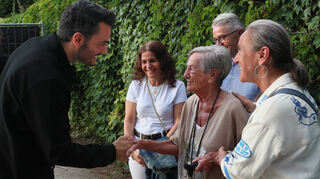 Giovanni Zarrella begrüßt die Gewinner von Meet &amp; Greet. Die Gewinner v.l.: Laura Di Candia mit ihrem Mann Erik Schnatterer und davor Gerda und Petra Kaltschmitt.
