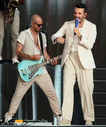 Hat in Nullkommanichts das Publikum in Schwetzingen erobert: Giovanni Zarrella mit der grandiosen Chris Papendieck Band, die auch in seiner ZDF-Show dabei ist.