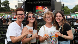 Jutta (v.l.), Hanna, Margit und Lisa genießen den tollen Konzertabend.