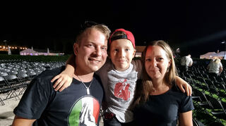 Eljano mit Mama Melanie und Papa Tobias nach dem Konzert.