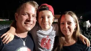 Eljano mit Mama Melanie und Papa Tobias nach dem Konzert.