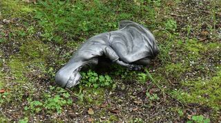 Mit einer Madonnenfigur scheinen die Kriminellen, die jetzt den Oftersheimer Friedhof heim-gesucht haben, nichts anfangen zu können.