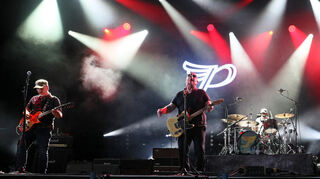 Die Pixies in Schwetzingen (v.l.): Gitarrist Joey Santiago, Sänger Black Francis, Schlagzeuger David Lovering und Emma Richardson, die neue Bassistin der Bostoner Band.