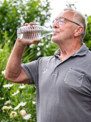 So widersprüchlich es auch klingt: Viel trinken kann dabei helfen, Wasserein-