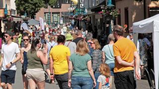 Wunschvorstellung: So belebt wie an einem verkaufsoffenen Sonntag (hier anlässlich des Frühlingsfestes 2022) könnte die Karlsruher Straße für viele Hockenheimer immer sein – nur wie?