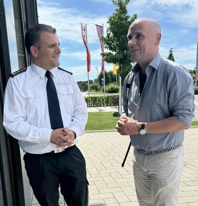 Der Kommandant der Freiwilligen Feuerwehr Oftersheim, Andrea Danieli (l.), begrüßt Landtagsvizepräsident Daniel Born am Rettungszentrum.
