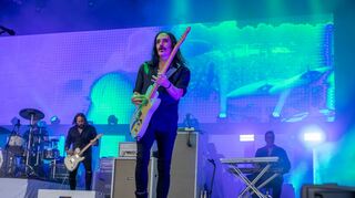 ssz_Musik im Park: Placebo Schloss Schwetzingen. Brian Molko brachte sich das Gitarrespielen selbst bei. Mit 16 Jahren bekam er von seinen Eltern eine Gitarre geschenkt. Außer der Gitarre spielt er Bass, Mundharmonika, Keyboard, Saxophon, Schlagzeug und Turntables