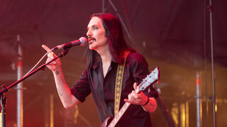 Brian Molko beim Auftritt im Schwetzinger Schlossgarten.