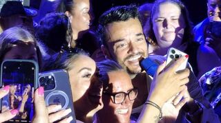 Fantastische „italienische Sommernacht“: Giovanni Zarrella geht immer wieder von der Bühne ins Publikum und wird natürlich sofort umringt für Selfies.