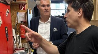 Ungewöhnliche Einblicke: Joerg Steve Mohr (r.) zeigt Matthias Steffan das Lager des Theaters. Jede Ecke des Raumes wird genutzt. Es geht eng zu.
