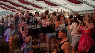 Volle Garnituren, volle Gläser, vollkommene Partyatmosphäre: Das Publikum lässt sich beim Auftritt der „Who2Ladies“ mitreißen und tanzt – wie üblich im Festzelt – auf den Bänken.