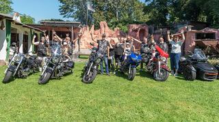 Der Mannheimer Motorradclub „Die Germanen“ unterstützen die Benefizaktion für Anna-Lena (rechts auf dem roten Motorrad) gern.