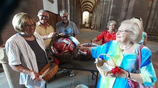 Die Ausgabe der Pax-Christi-Brote durch Mitglieder der Salier Gesellschaft ist immer ein besonderer Moment für den Guten Zweck.