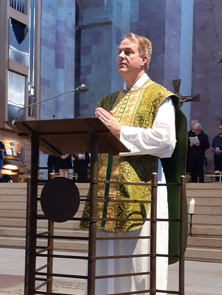 Domkapitular Dr. Georg Müller bei seiner Predigt beim Privilegienfest.