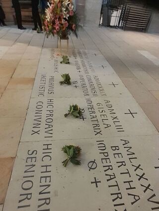 Blumenschmuck auf den kaiserlichen Grabplatten im Königschor.