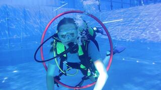 Martha fühlt sich beim Ferienprogramm des Tauchsportclubs Neptun wohl und absolviert sogar einen anspruchsvollen Parcours meisterlich.