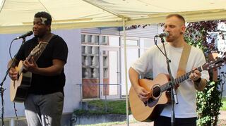 Von den Jugendlichen gewünscht, von der Verwaltung engagiert: Azim Toure (l.) und Robin Carpe, die als Duo „As Far As Low“ im Oftersheimer Gemeindepark auftreten.