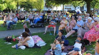 Trotz vieler Besucher, die sich vor allem im Schatten der Bäume tummeln, gibt es auf dem Areal auch ruhige Ecken, um dem ange-nehmen gitarrenlastigen Akustik-Pop der Heidelberger Musiker zu lauschen. Auch junge Oftersheimer sind unter den Zuhörern.